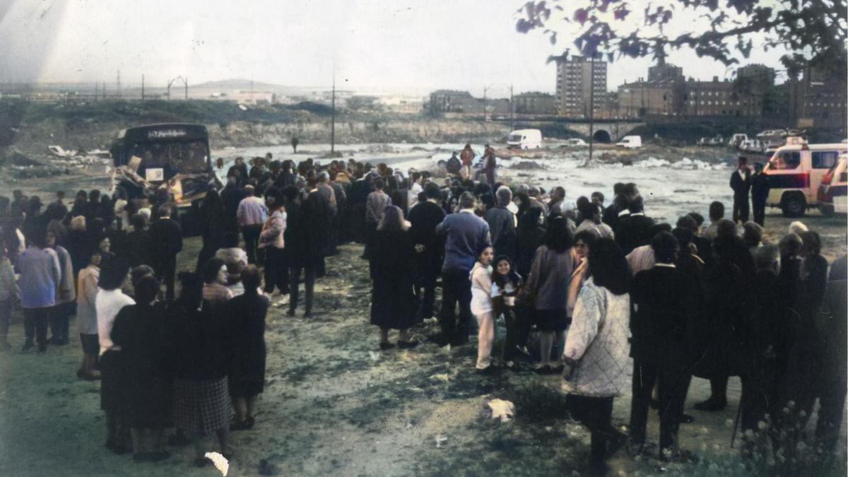 Vecinos de Vallecas el 18 de abril de 1991, día del 'secuestro' de un autobús de la línea 57