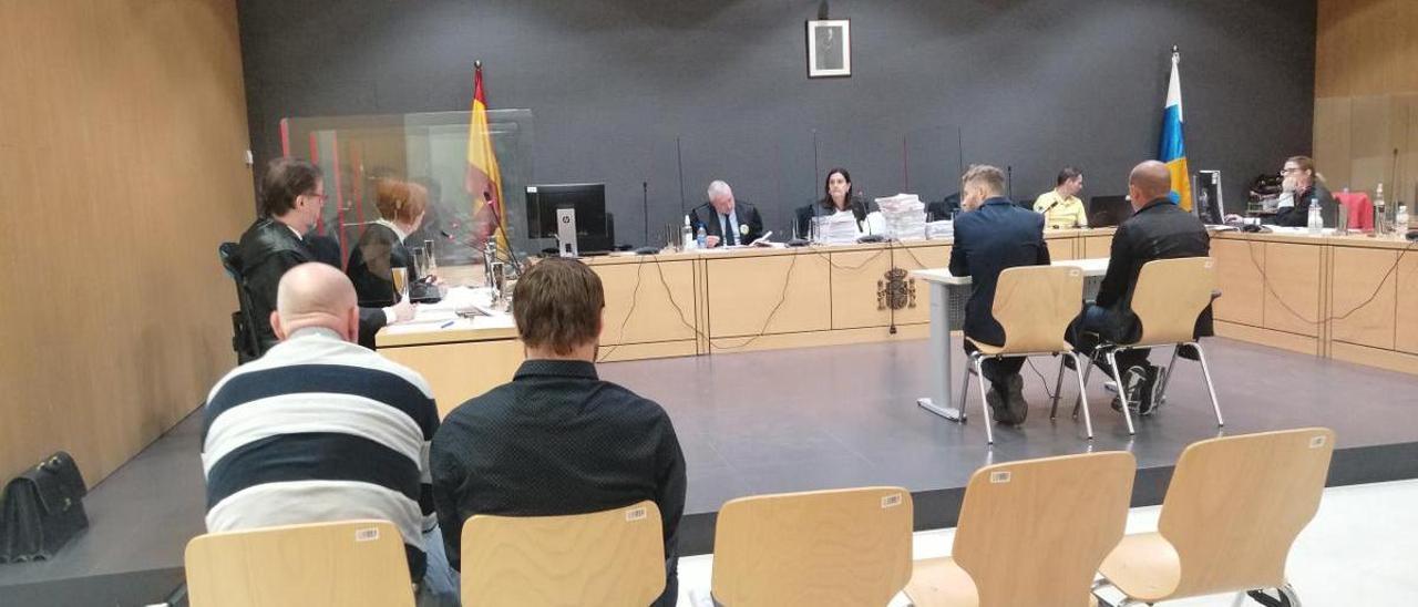 Uno de los acusados declara este miércoles ante el tribunal en el juicio por blanqueo de capitales bajo la mirada de los otros dos.