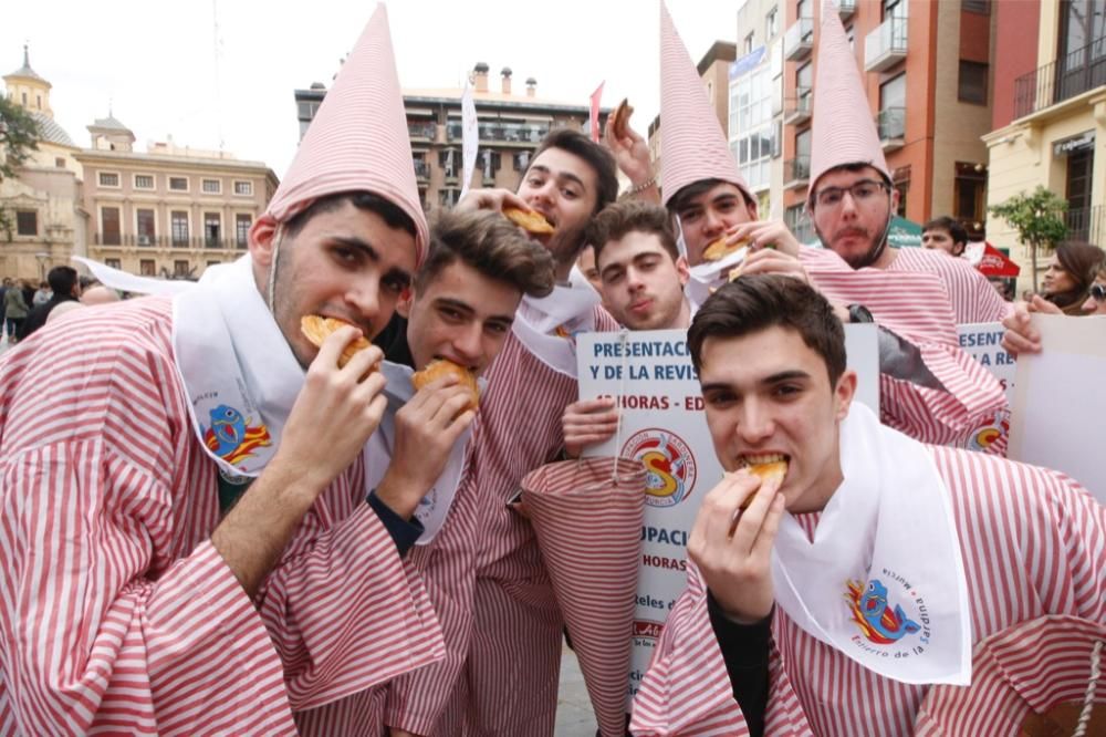 Reparto de pasteles de carne en la plaza del Romea