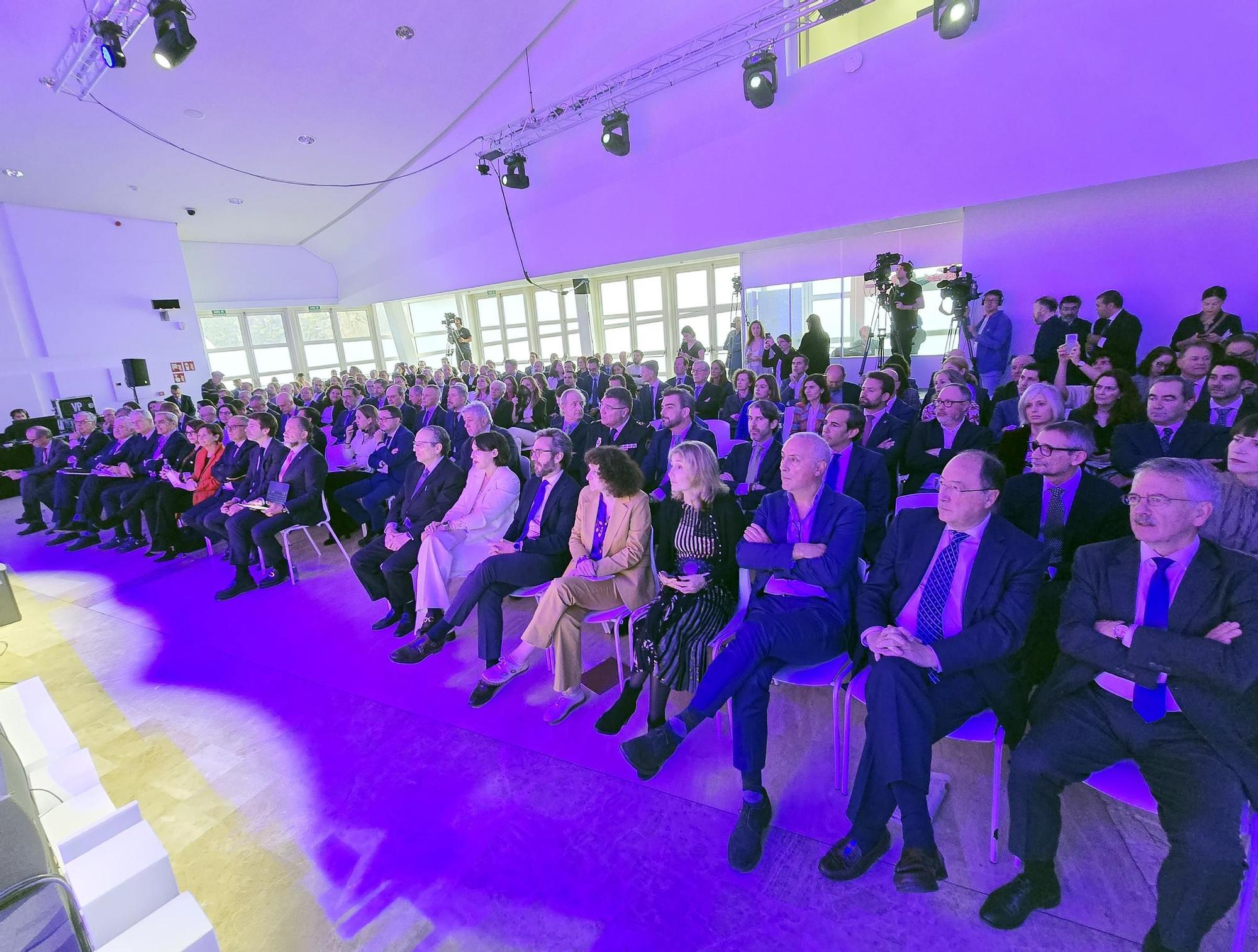 El poder político y empresarial se cita en Santiago