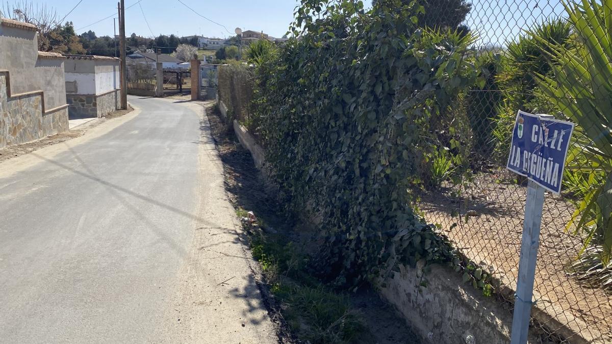 Inicio de la calle Cigüeña de Almendralejo, por San Marcos, que ya ha sido asfaltada.