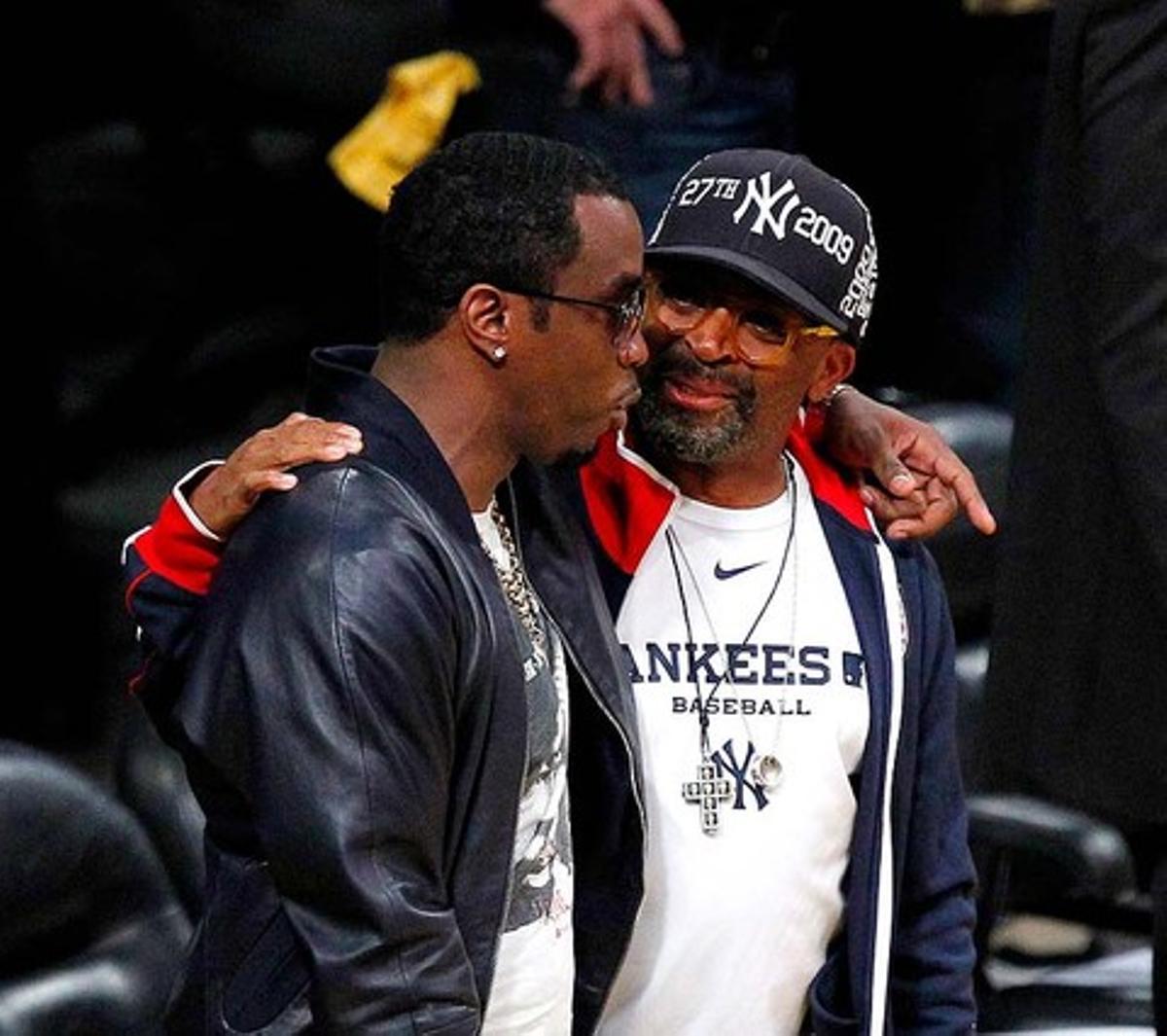 El cantant Sean ’P. Diddy’ saluda el director de cine Spike Lee durant un descans.