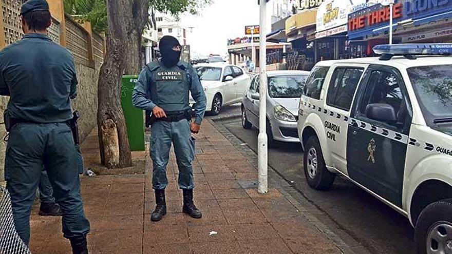 Agentes de la Guardia Civil, durante una operación antidroga en Magaluf.