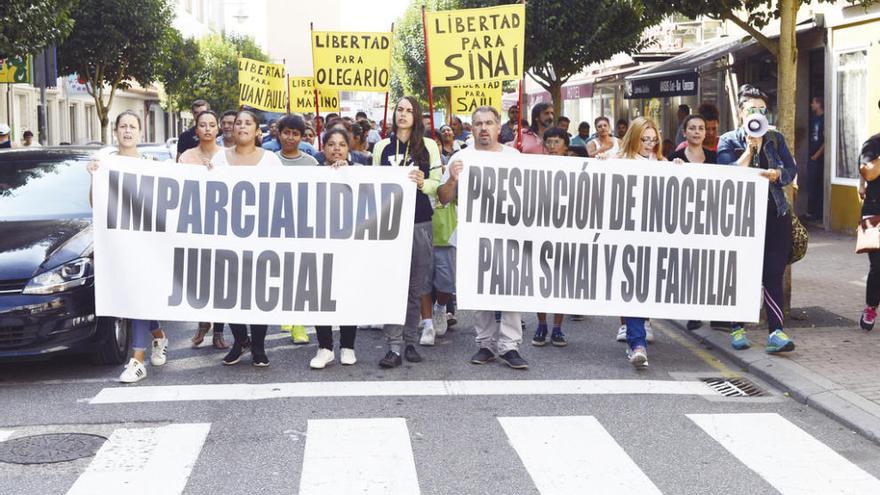 La manifestación recorrió las calles de Cangas. // G. Núñez