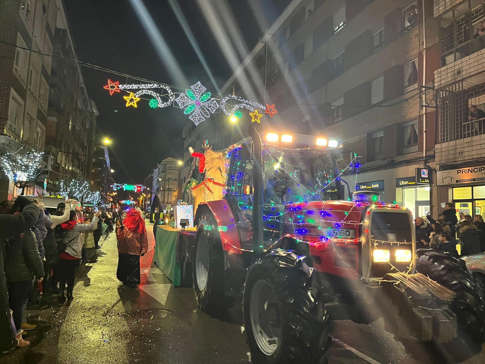 Aliatar llena de ilusión las calles de El Berrón rodeado de su séquito