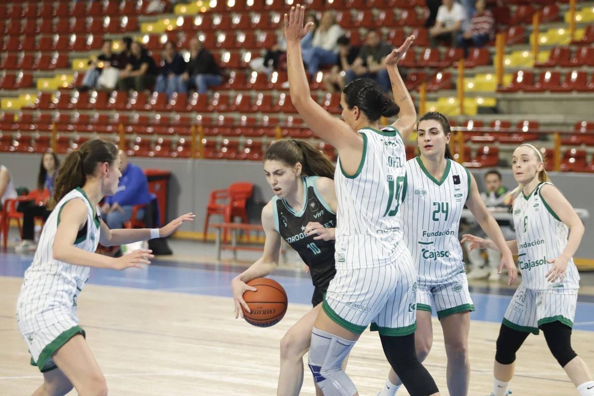 Jimena Cobo controla el balón ante Elena López.