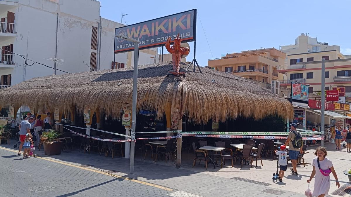 El restaurante Waikiki precintado tras el incendio la madrugada del 30 de agosto de 2024 en Cala Millor.