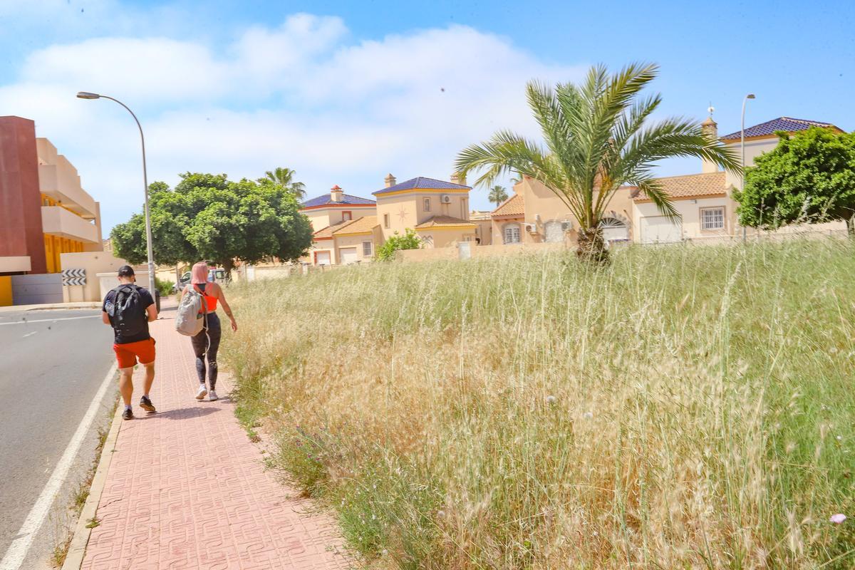 Parques en Orihuela Costa con deficiencias en el mantenimiento
