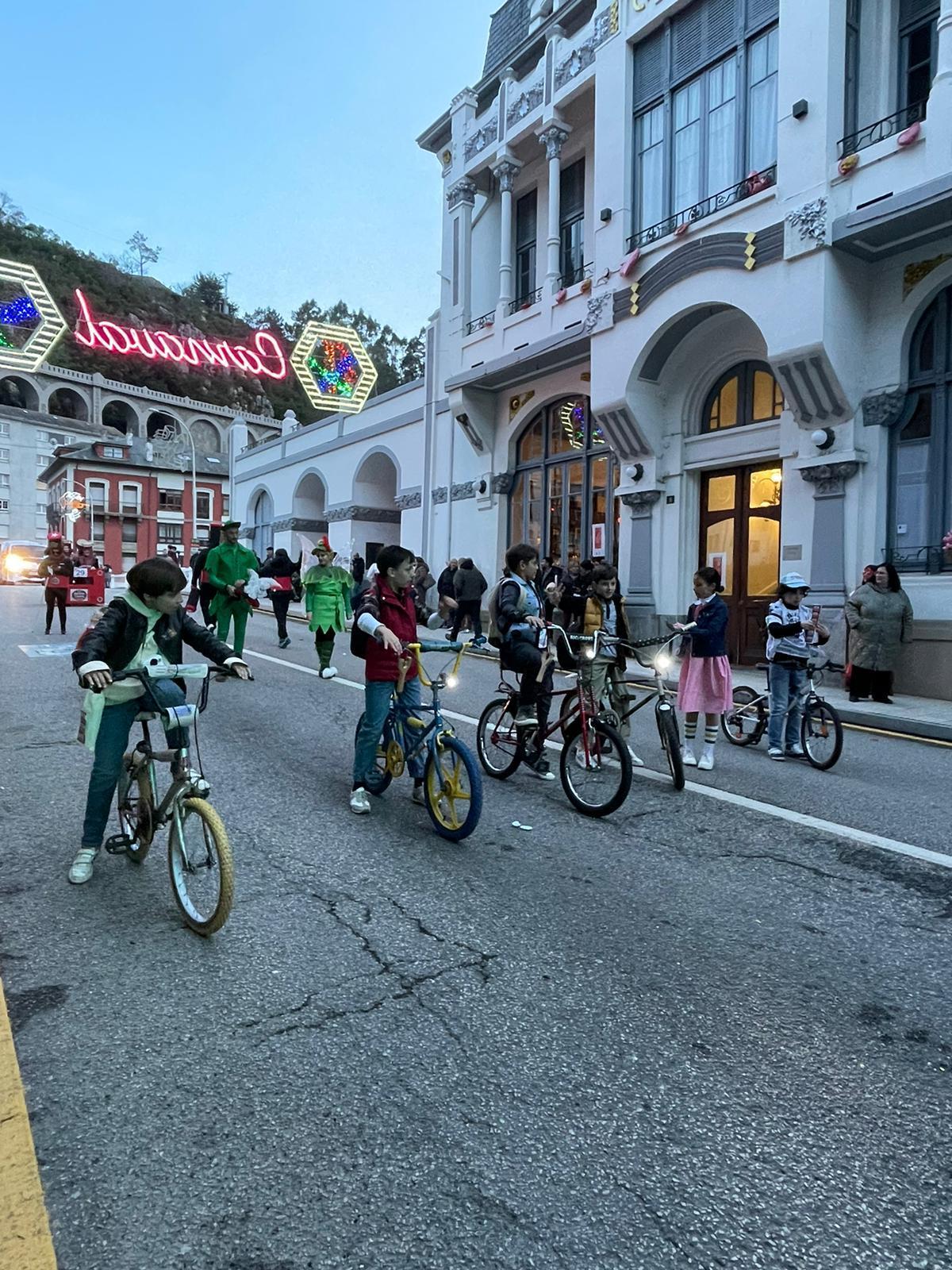 Menores disfrazados de los protagonistas de Stranger Things en el pasado desfile de carnaval de Luarca.