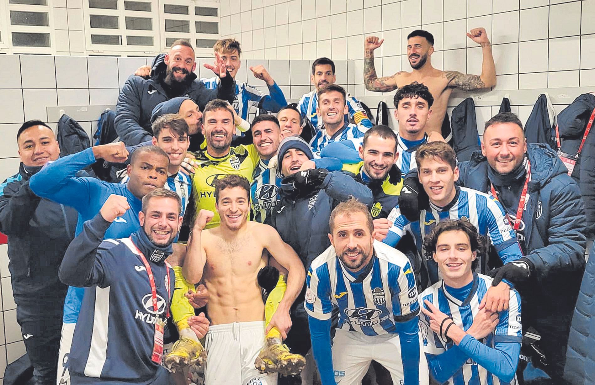 Plantilla y cuerpo técnico celebran el pase a la siguiente ronda de la Copa del Rey en el vestuario de La Planilla.