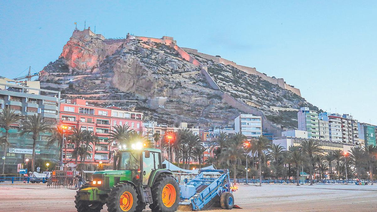 La calidad y limpieza de las playas alicantinas son valoradas de forma muy positiva cada año por los visitantes.