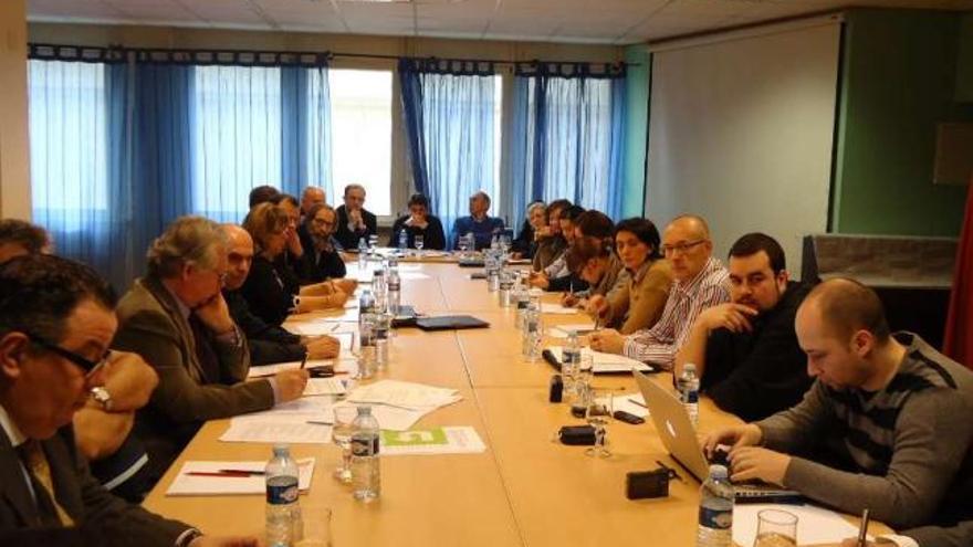 Última reunión entre los centros de gallegos en Suiza y el secretario xeral de Emigración, en febrero. / la opinión