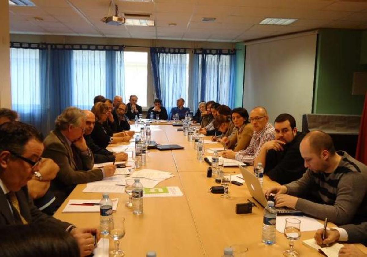 Última reunión entre los centros de gallegos en Suiza y el secretario xeral de Emigración, en febrero. / la opinión