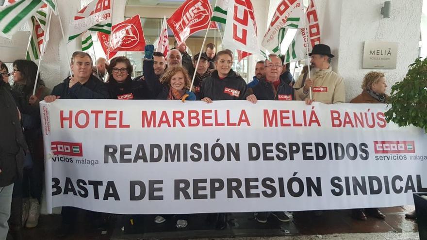 CCOO y UGT, ayer, en la manifestación en el Hotel Meliá Banús.