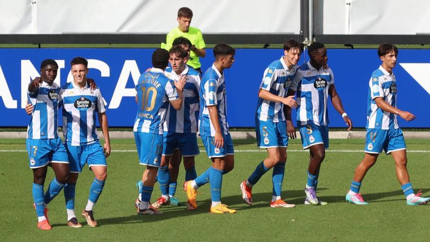 Los jugadores del Fabril celebran un gol durante el partido ante el Salamanca esta temporada. |  Iago López/Roller Agencia