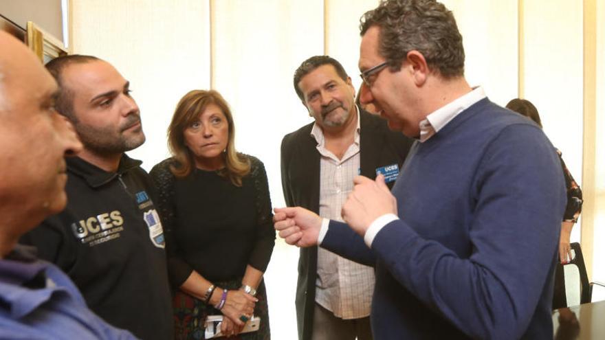 El alcalde y la concejal, con los representantes de UCES que han participado en la firma del convenio.