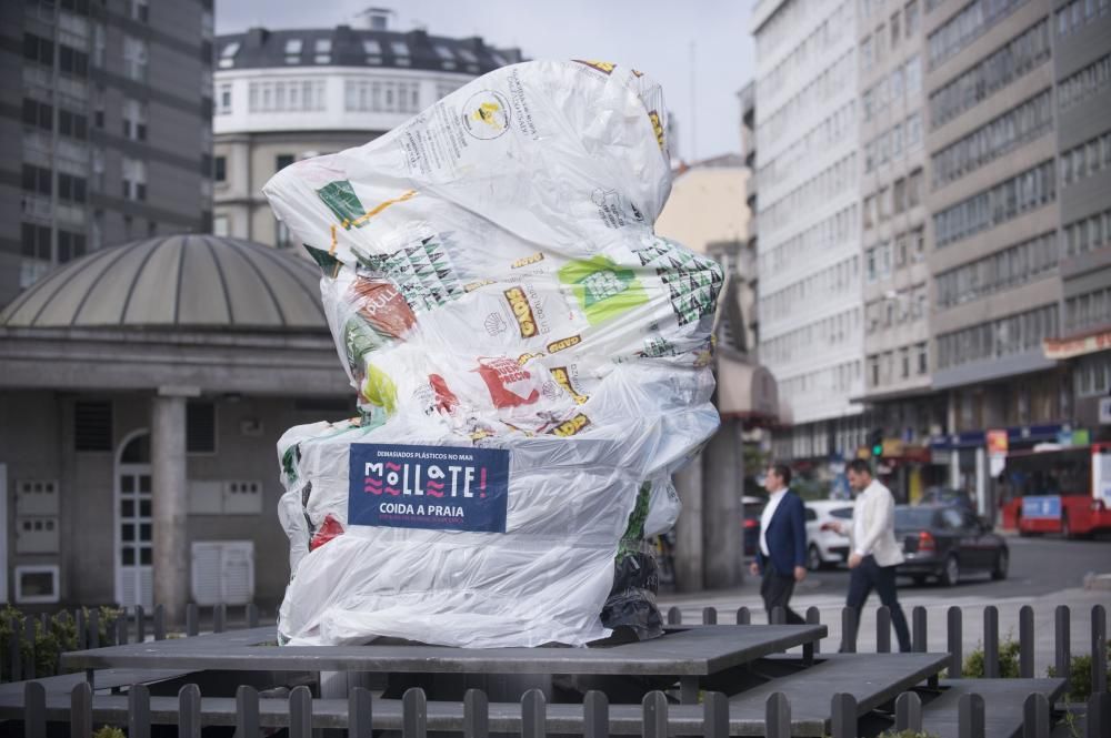 Estatuas plastificadas en el marco de la campaña 'Móllate!' para sensibilizar sobre la importancia de la reducción de la utilización de plásticos.