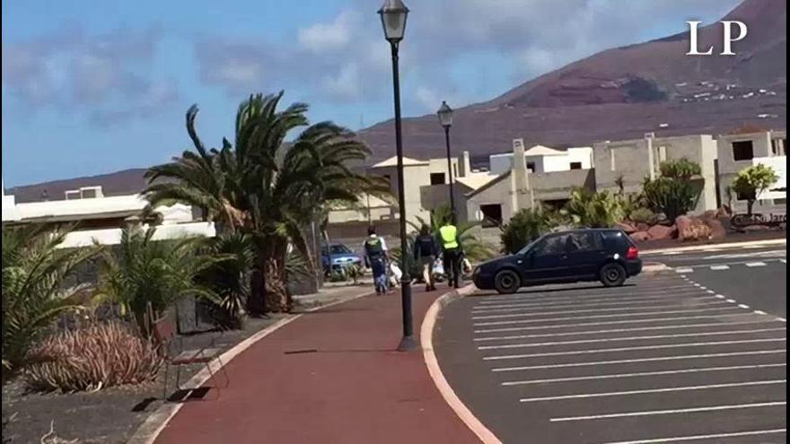 Coronavirus en Canarias | Ayudan con la compra a un hombre en Lanzarote