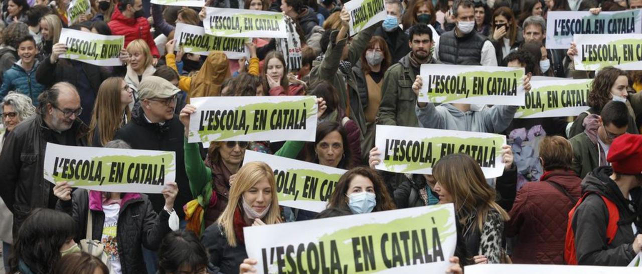 Manifestació a Girona en defensa del català a l’escola | ANIOL RESCLOSA