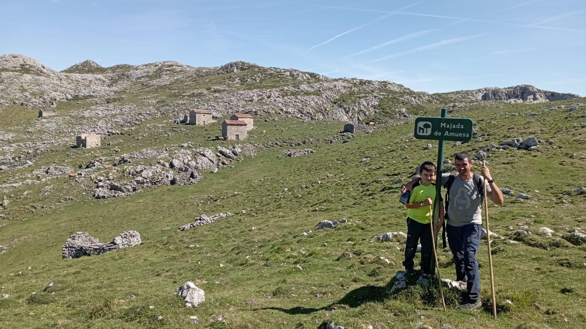Guillermo Echizarreta y su hijo Jorge, en la majada de Amuesa.