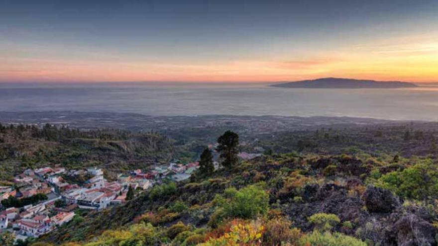 Vistas a desde el Mirador de Chirche Aripe, la costa del municipio y La Gomera.