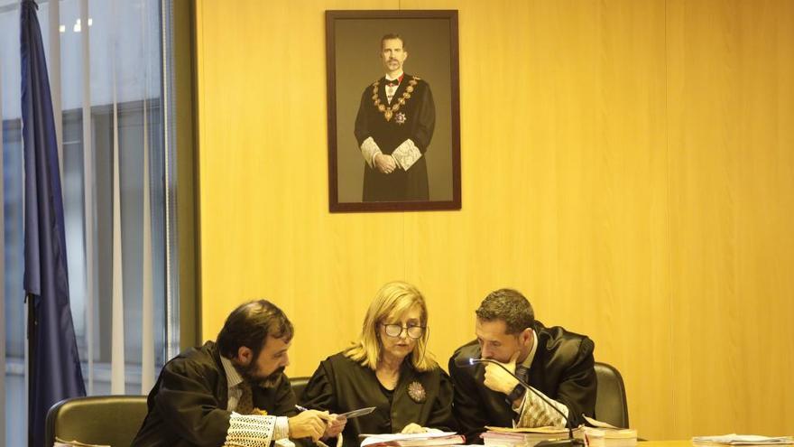 Alicia Martínez Serrano, en el centro, presidiendo un juicio en la sección octava de la Audiencia Provincial de Asturias la pasada semana