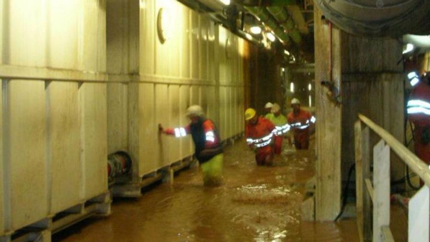 Imagen de archivo de trabajadores de la Variante, con el agua por las rodillas tras la destrucción de varios acuíferos.