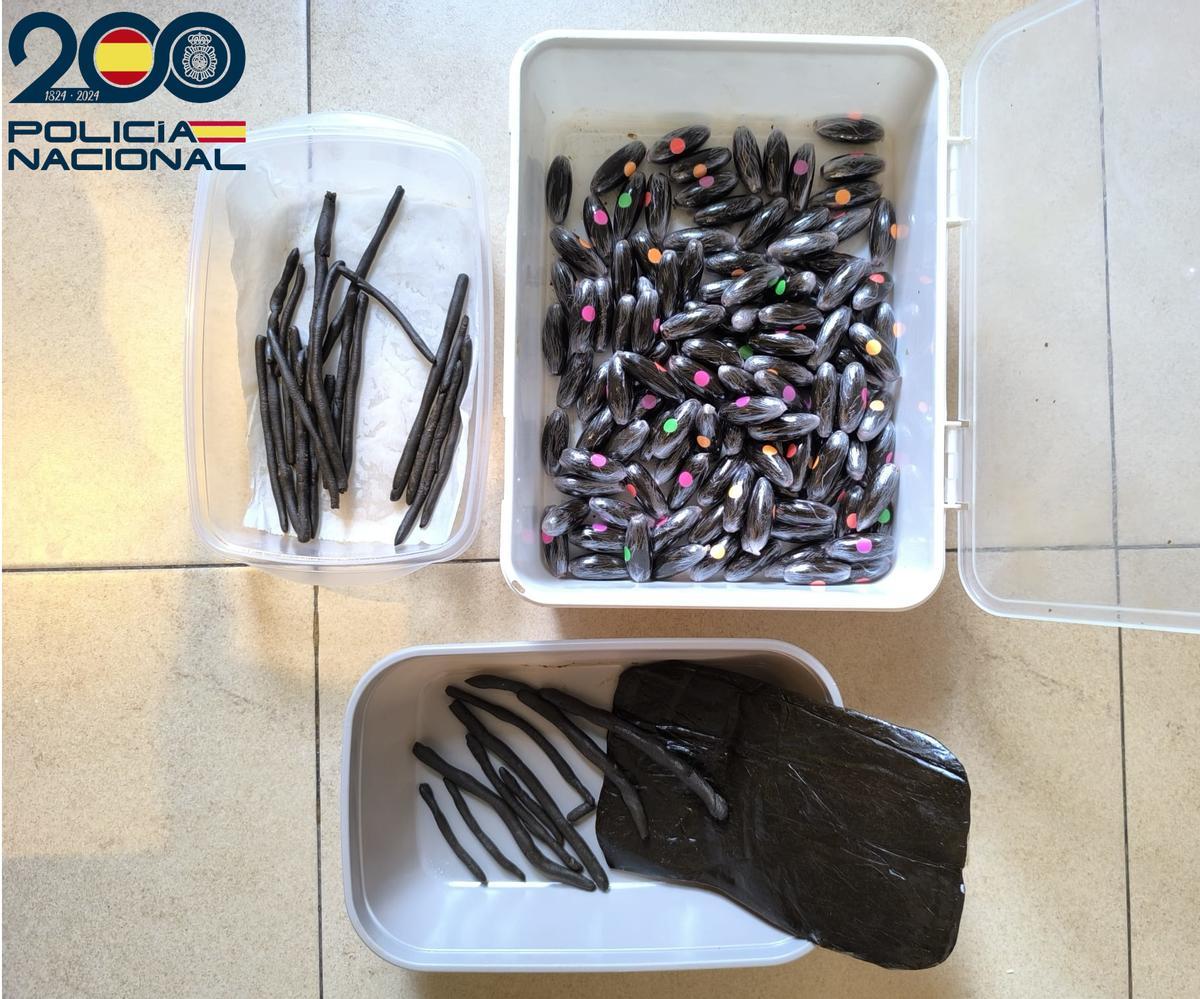 Las piezas de hachís intervenidas en la casa.