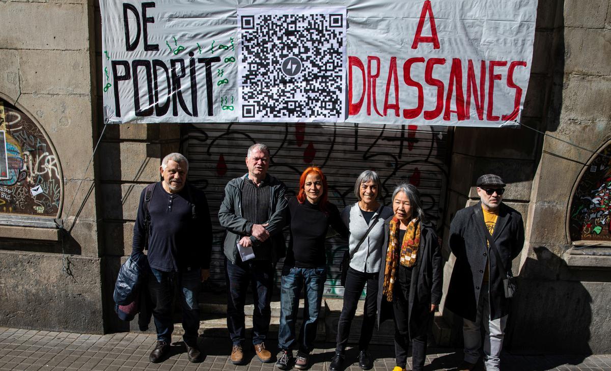 Algunos de los miembros de la plataforma vecinal Habitem les Drassanes, que protestaron contra una residencia. Algunos de los miembros de la plataforma vecinal Habitem les Drassanes, que protestaron contra una residencia.