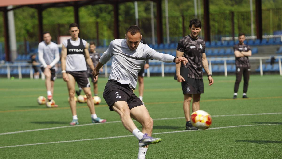 Entrenamiento del Real Avilés en la Toba