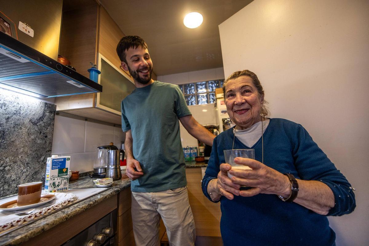 Carles Conti y Montserrat Parents en la casa que comparten, como parte del programa de convivencia intergeracional 'Vivir y Convivir'.