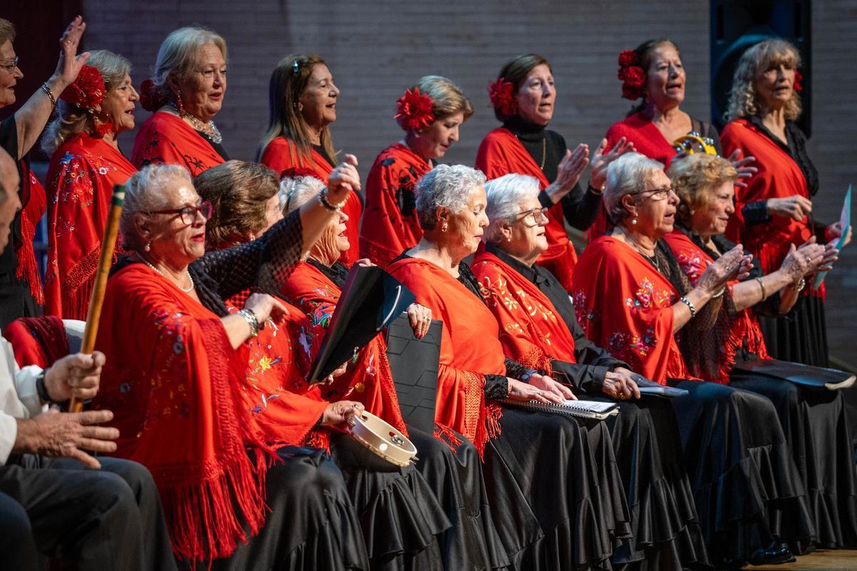 Baile y muchos villancicos para los mayores.