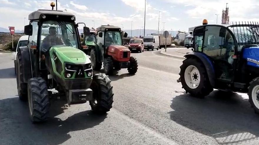 Los tractores llegan a la rotonda de Isla Grosa