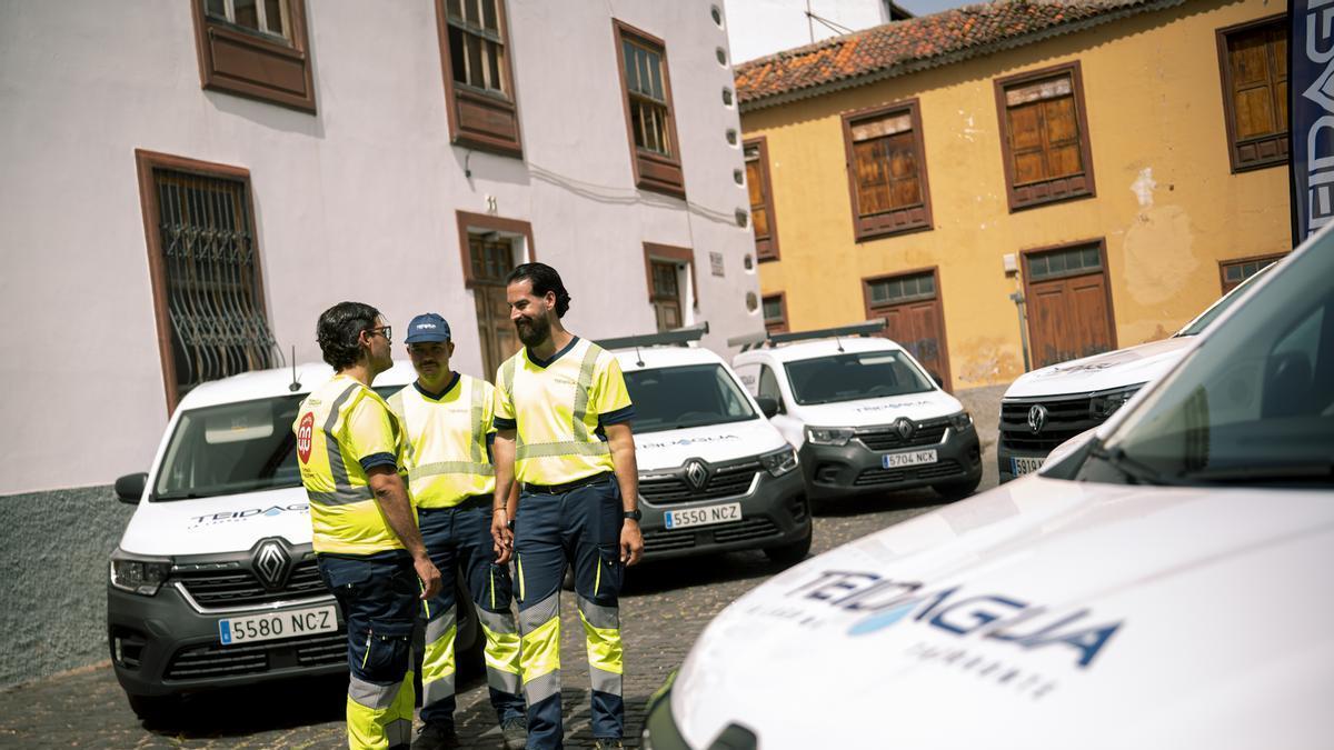 Trabajadores de Teidagua junto a la nueva flota de vehículos