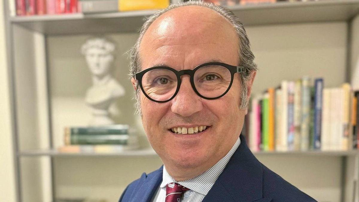 El doctor José Antonio Trujillo sostiene su nuevo libro
