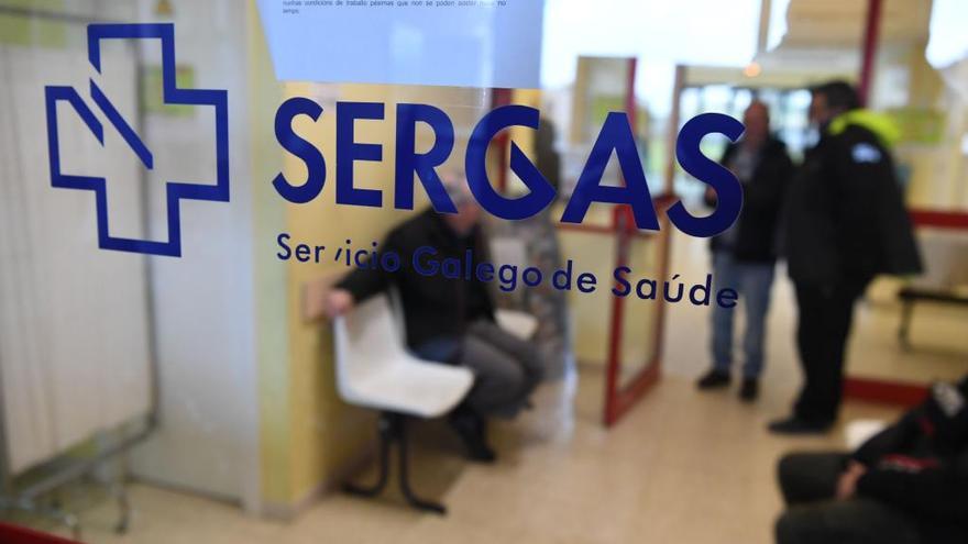 Pacientes en la sala de espera en un centro de salud gallego. // V. Echave