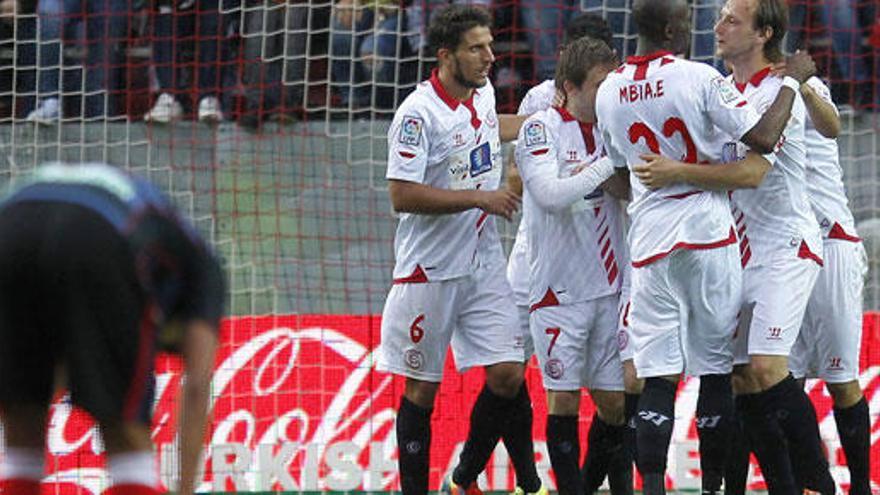 Los jugadores del Sevilla celebran un gol