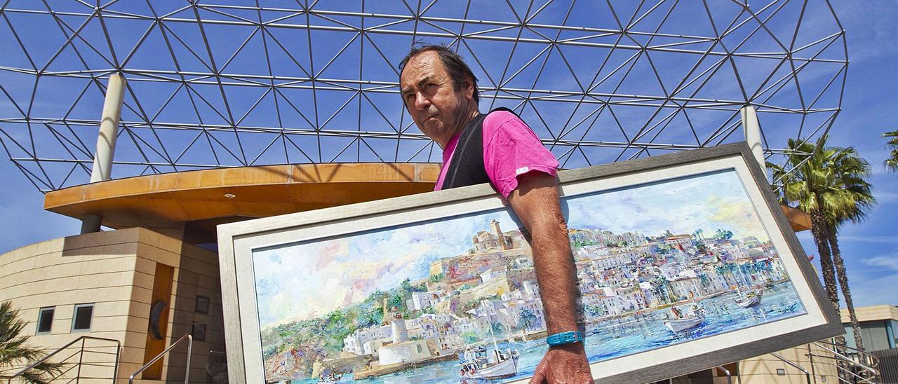 Mario Stafforini amb una de les seves obres a una exposició al Club Diario de Ibiza.