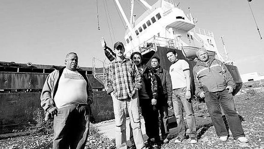 Juan Rodríguez, Raúl Herón, Leopoldo Valdivieso, Jesús Molina, Abner McKliff y José Pineda, ayer, ante el buque.