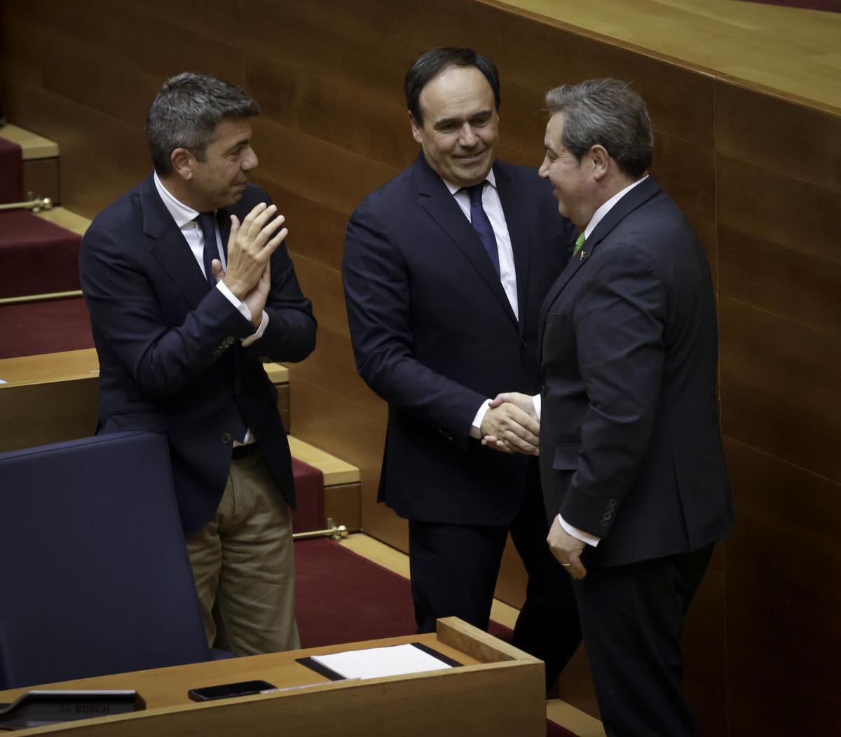 Mazón, Llorca y Llanos se saludan tras el apoyo de Vox al nuevo ‘president’ en las Corts