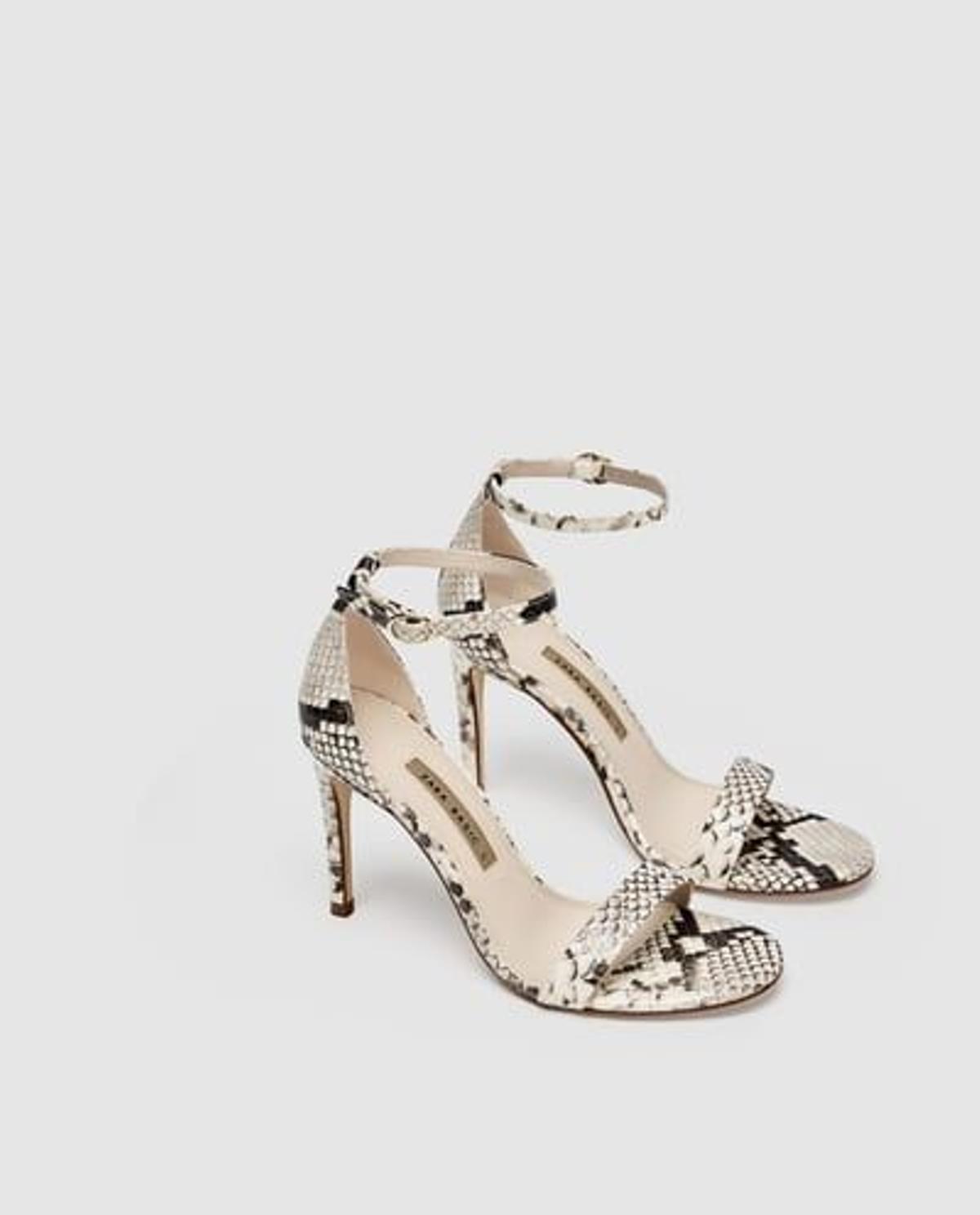 Sandalias estampado serpiente de Zara. (Precio: 39, 95 euros)