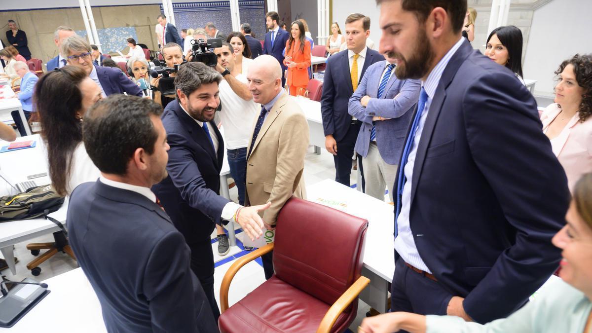 López Miras, saludando a miembros del Grupo Vox en la Asamblea.