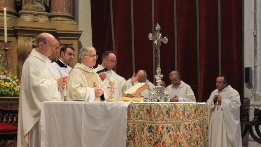 El obispo junto a integrantes del Cabildo, ayer en la eucaristía.