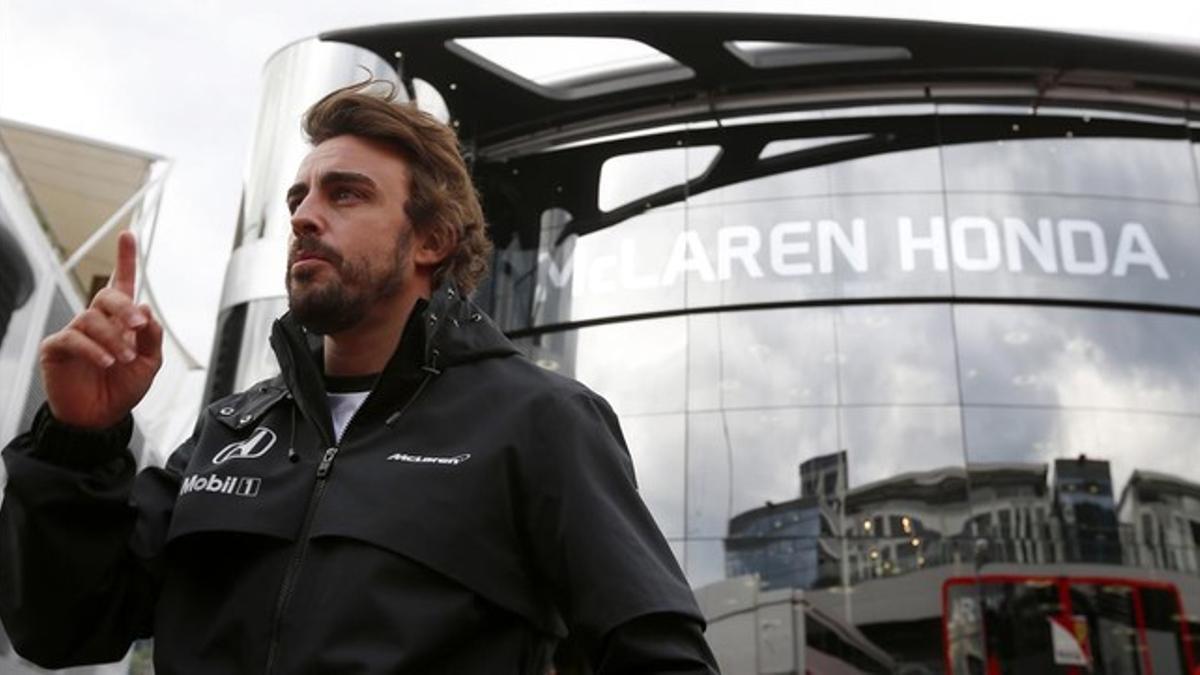 Fernando Alonso, ante el 'hospitality' de McLaren en el GP de Austria.