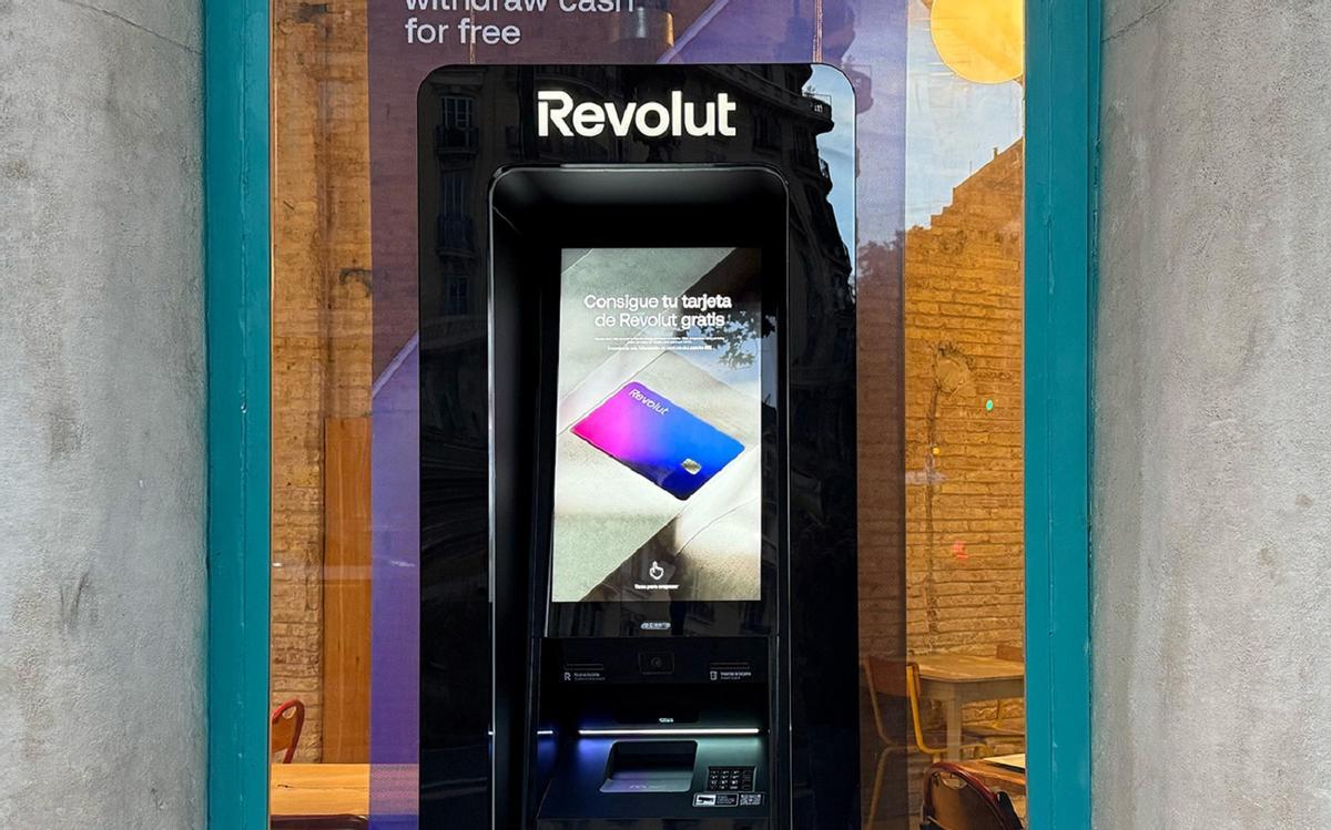 Un cajero del neobanco británico Revolut, que está ya desplegando sus primeras unidades por Málaga y Sevilla.