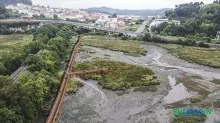 La pasarela de madera sobre las marismas del río Baxoi, en Miño, supera los controles de Xunta y Estado