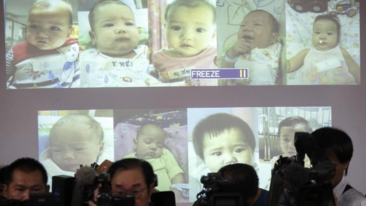 Fotos de los bebés nacidos en vientres de alquiler durante la rueda de prensa ofrecida por la policía tailandesa el 12 de agosto de 2014 en Bangkok, Tailandia.