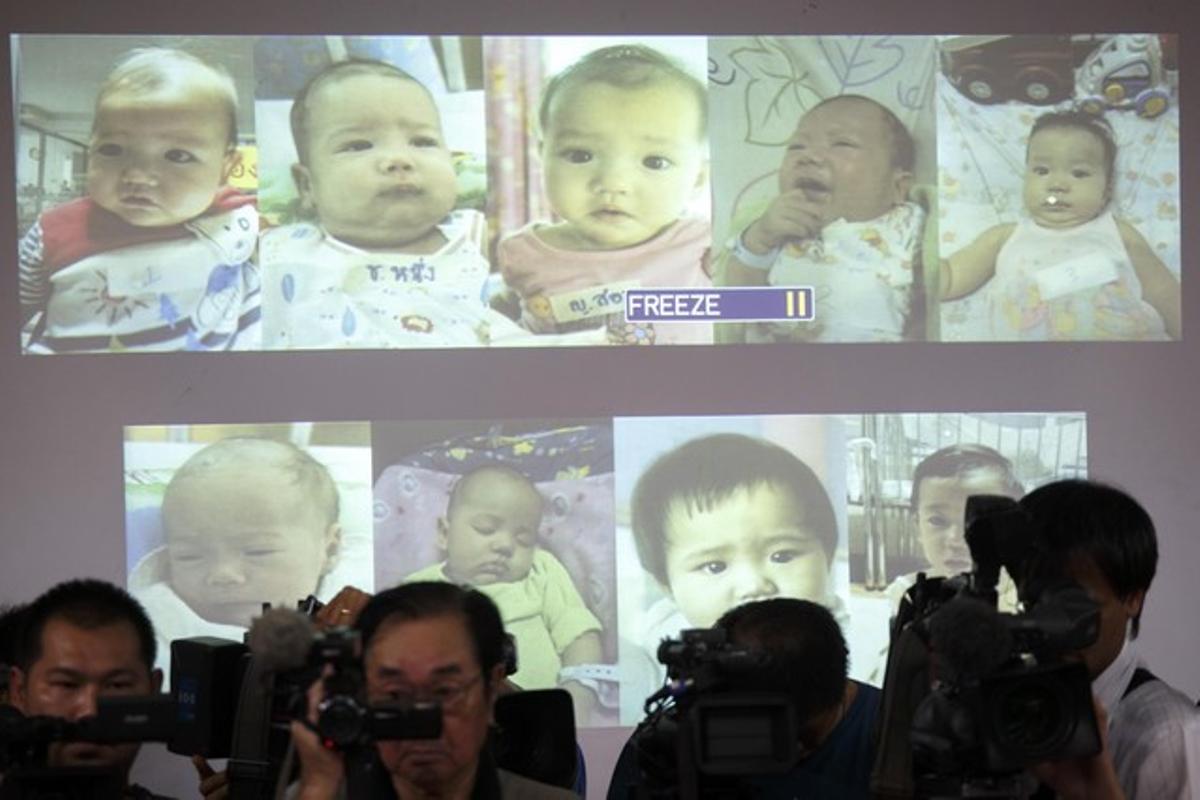 Fotos de los bebés nacidos en vientres de alquiler durante la rueda de prensa ofrecida por la policía tailandesa el 12 de agosto de 2014 en Bangkok, Tailandia.