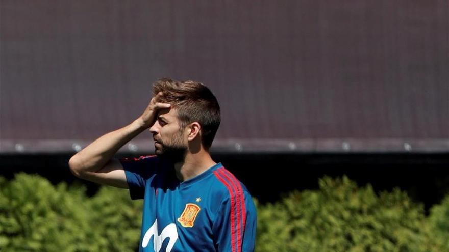 Piqué, con molestias en la rodilla izquierda, no completa el entrenamiento