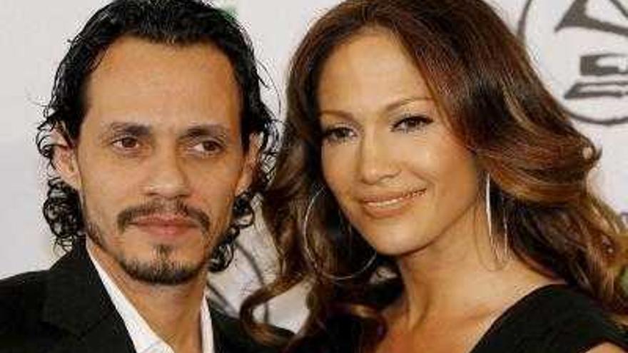 Los artistas Marc Anthony (izq) y su esposa Jennifer Lopez en una fotografía de archivo.